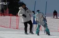 机器人也来滑雪了 你确定你能滑过它？