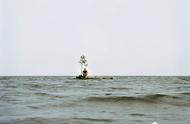 疯狂艺术家用一个夏天，在波罗的海上造了一座3米长的私人小岛。