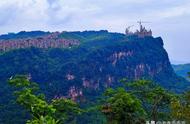 它崖、湖双拥，天然资源国内罕见，是海拔1280米之上的幸福城堡