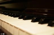 钢琴怎么弹出好听的音色？