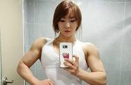 韩国金刚芭比，清纯脸蛋强悍肌肉，力量完爆男人