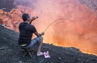 火山边烤棉花糖？盘点“不要命”的熊孩子