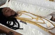 土豪的葬礼：镀金棺材 宾利当灵车 佩戴的珠宝据说价值10万美元
