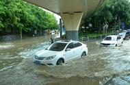 雨天开车别心急，轻松涉水玩漂移！这些暴雨天行车知识点记住了吗