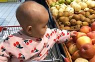 宝宝超市乱摸水果，妈妈给了一个“难忘教训”，网友：亲生的无疑