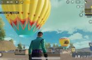 “吃鸡”7.8更新后，玩家获得1套免费飞行衣，用跳伞机“飞翔”
