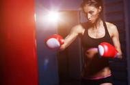 拳击是一项经常被忽略的健身运动，很多健身房都有相关的器材