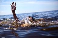 溺水时脚抽筋、被水草勾腿怎么自救？学会自救，保护生命安全！