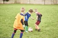 足球青训专家告诉你各个年龄段的孩子该练什么