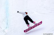 抓住冬天的尾巴 滑雪爱好者云顶滑雪公园秀技巧