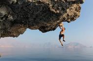 徒手攀岩：把生命悬挂在绝壁上，到底是对人生的尊重还是亵渎？