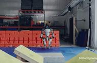 波士顿动力机器人跑酷新技能，可以后空翻跨栏，通过障碍如履平地