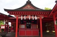 让少女疯狂的粉红神社，供奉着“恋爱之神”，似乎很灵验