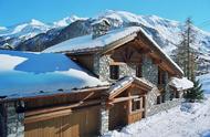雪山下的豪华小木屋：室内温水游泳池还有木质打造的温暖室内空间