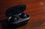 打游戏、听歌、通话，新 AirPods 和三星 Galaxy Buds 哪个更好？