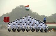 物理学解读：印度阅兵摩托车大撒把，为啥不会倒？