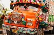印度卡车为啥总是花花绿绿，装饰那么费劲为何总是不厌其烦的画啊
