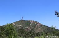 蓬莱中部有座“龙山”，登上山顶可以望见大海和长岛