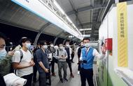 30位市民“夜访”深圳地铁，近距离接触地铁夜间作业