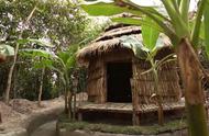 外国小哥在丛林中建造简单的田螺小屋和泳池