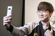 英雄联盟：昔日无限火力EZ乱杀的Faker 今却在泉水被剑魔一刀带走