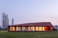 乡村草地上的红色棚屋：PH2住宅 / DX Arquitectos
