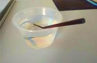 什么是光的折射，为啥光线入水向下偏折，而水中筷子是向上偏折？