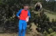 12岁的男孩极度平静的反应逃脱了熊的袭击