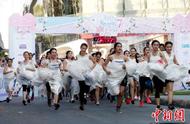 泰国举办“新娘快跑”大赛 准新娘披婚纱街头狂奔