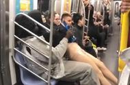 美男子地铁上怒揍“不乖”人偶吓跑周围乘客