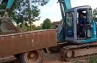 越南挖掘机司机展绝技将挖掘机装载到卡车上