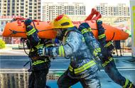 披“棉被”带水枪，湖南消防救援队伍开展夏季训练科目对抗赛
