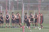 新西兰橄榄球国家队借用拜仁场地训练，小将辛格全程关注