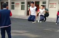 保护气球、背靠背游戏！济南修文外国语学校课间活动有创意