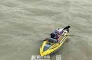 浙江一男子乘充气船海上漂流数日，险些葬身大海，万幸！救援人员在充气船沉没前救起来他