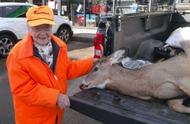 别人家的奶奶！美国104岁老太打猎收获人生第一头鹿，成全美最老猎鹿人