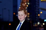 英国女孩搞了个圣诞树发型，结果老师不让她上课了