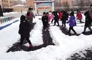 铲雪铲出一座迷宫 这所幼儿园的老师们真有创意