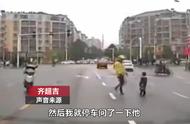 暖心！车流不息的路中间有个孩子 外卖小哥一把抱起……