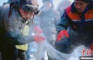 松花湖休渔期首开公益捕捞赛事 300冰窟同时捕鱼