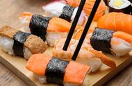 寿司的哪一面应该蘸调料？这5种食物的正确吃法原来是这样的