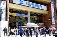 东京一书店恢复营业 顾客为买游戏攻略排起百人长队