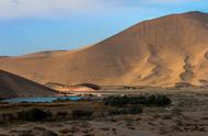 游走在巴丹吉林沙漠那曼妙的沙峰曲线和迷人的光影之间