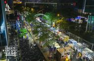 “安义夜巷”回归首日，夜晚人头攒动，细雨没有阻挡上海人“逛吃”热情