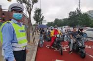 体验︱北京自行车道好骑吗？机动车占道严重，常要“见缝插针”