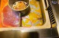 吃火锅吃到一半，突然发现汤底漂浮疑似蛆虫！还不止一桌！更令人恶心的是……