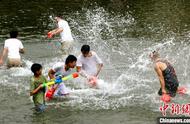 福建乡村夏日泼水享清凉 河里抓鸭戏水忙