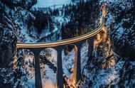 到此一游｜乘坐开往冰雪王国的列车，一路经过雪山、湖泊和小乡村