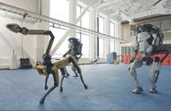 波士顿动力机器人组团跳舞：鬼步舞、芭蕾舞均得心应手