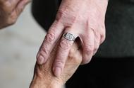 新华全媒 |这枚戒指背后，是一家四代人长达87年的守护